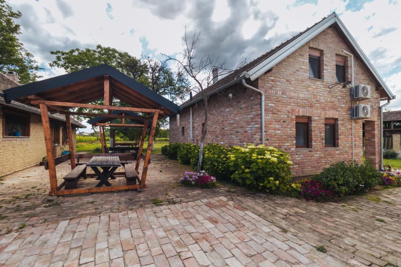 Sobe Kod Baje - Baranjska Kuca Bed and Breakfast Karanac Buitenkant foto