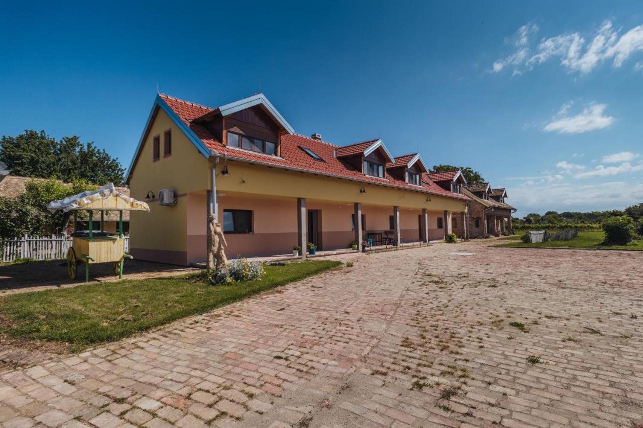 Sobe Kod Baje - Baranjska Kuca Bed and Breakfast Karanac Buitenkant foto