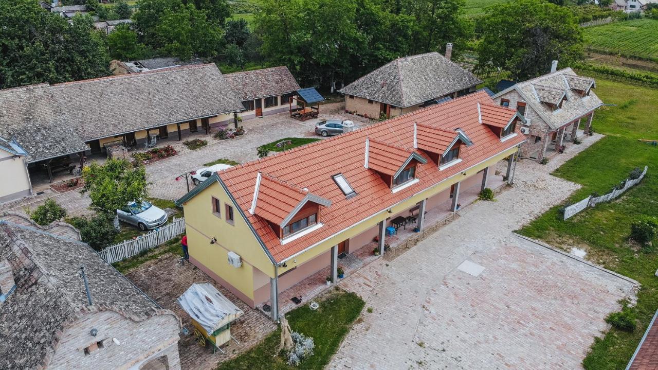 Sobe Kod Baje - Baranjska Kuca Bed and Breakfast Karanac Buitenkant foto
