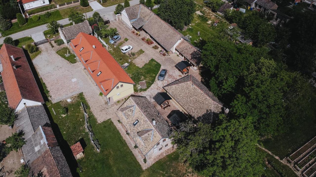Sobe Kod Baje - Baranjska Kuca Bed and Breakfast Karanac Buitenkant foto
