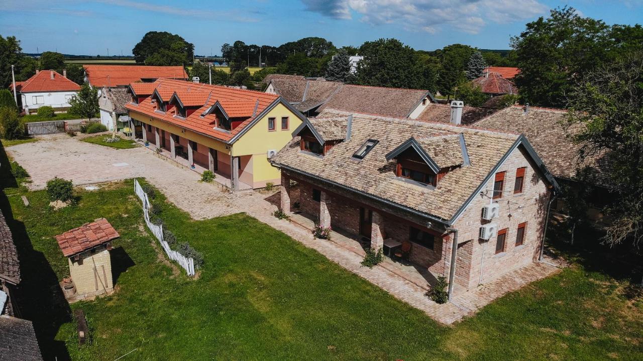 Sobe Kod Baje - Baranjska Kuca Bed and Breakfast Karanac Buitenkant foto