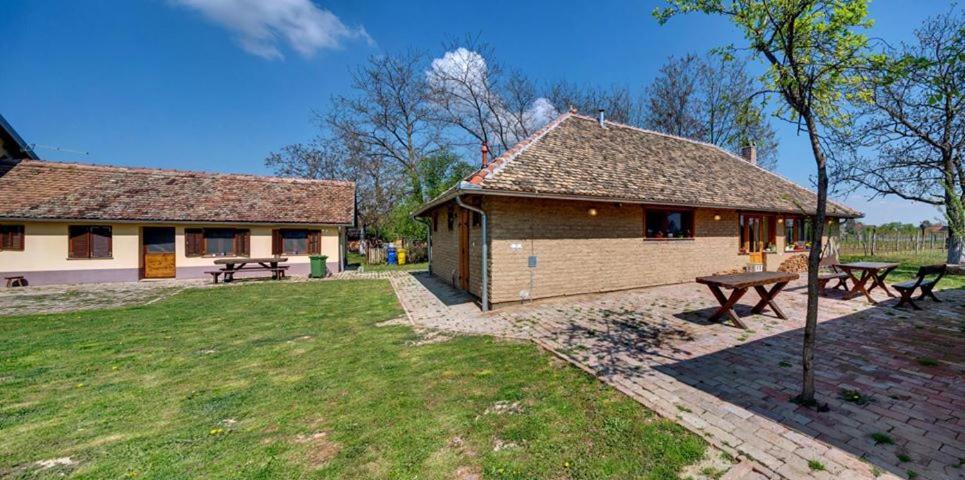 Sobe Kod Baje - Baranjska Kuca Bed and Breakfast Karanac Buitenkant foto